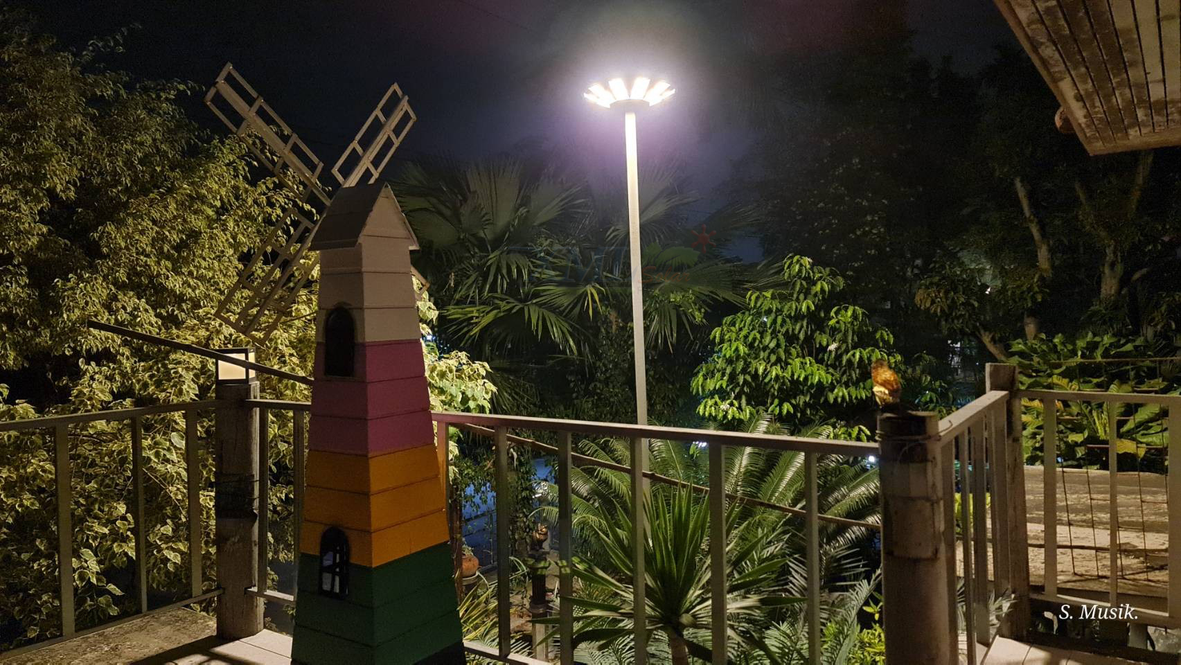 โคมไฟโซล่าเซลล์ UFO ทรงกลม (ขนาดใหญ่สุด 75 ซม.) (เปิดได้ 3 แสง) รุ่น MD-SLT38-500W