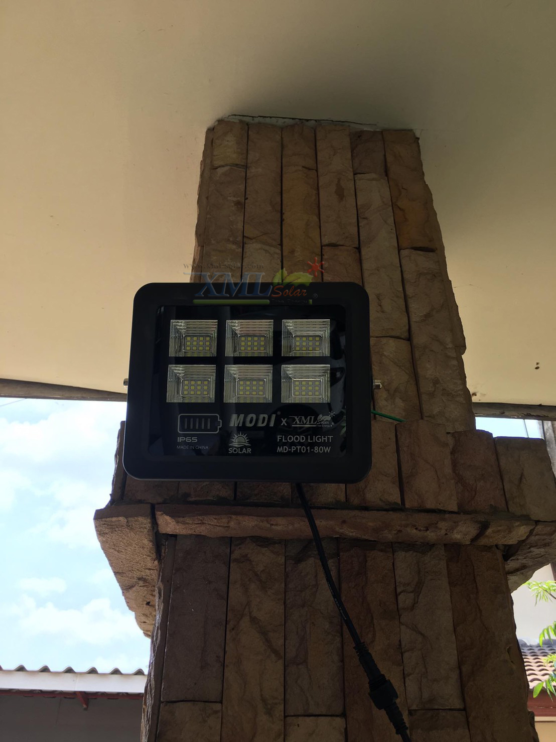 ไฟสปอตไลท์โซล่าเซลล์ 80 W. รุ่น Modi x XML (เเสง : ขาว) (1 เเถม 1)