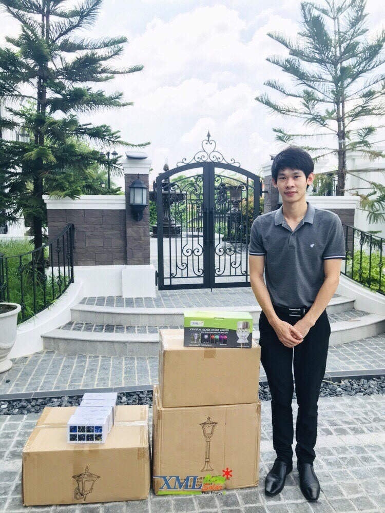 ไฟตั้งพื้นสนามโซล่าเซลล์ ทรงถ้วย (เเสง : ขาว)(1 แถม 1)