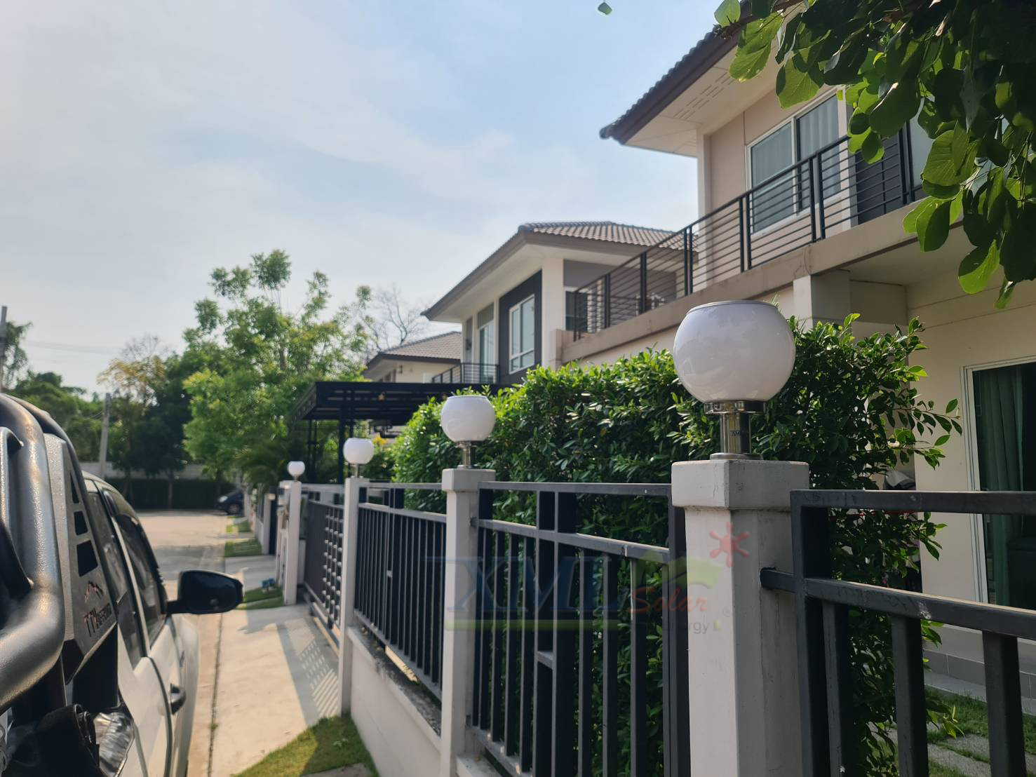 โคมไฟหัวเสาโซล่าเซลล์ ทรงกลมฐานสเเตนเลส (20 ซม.) + Remote (เปิดได้ 3 แสง)+AC