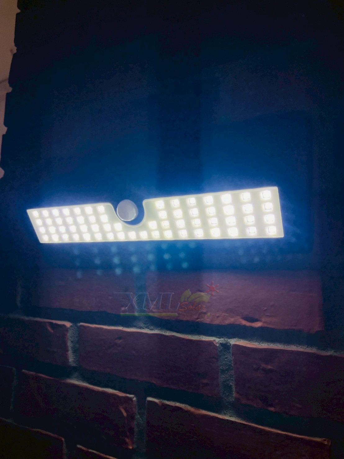 ไฟติดผนังโซล่าเซลล์ 62 LED (เเสง : ขาว)