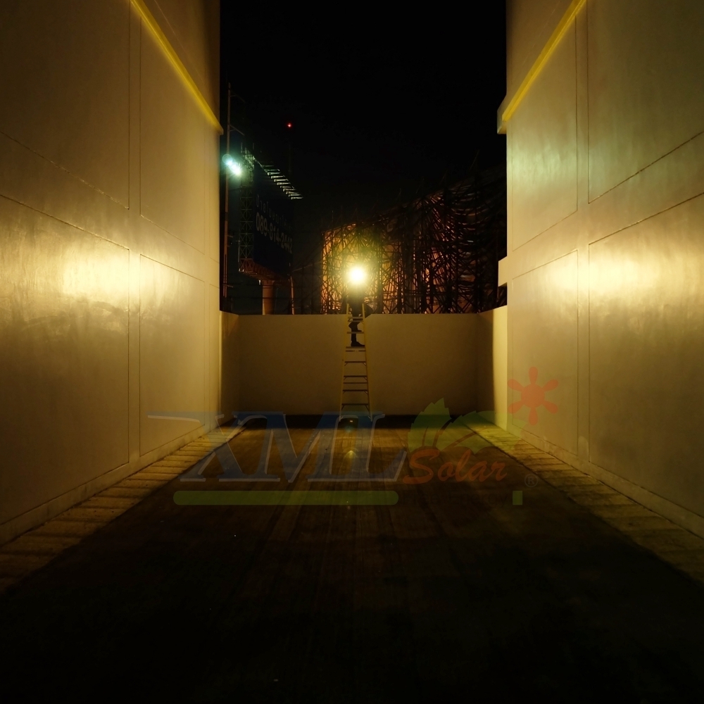 ไฟสปอตไลท์โซล่าเซลล์ รุ่น 30 Watt (เเสง : เหลืองวอมไวท์)