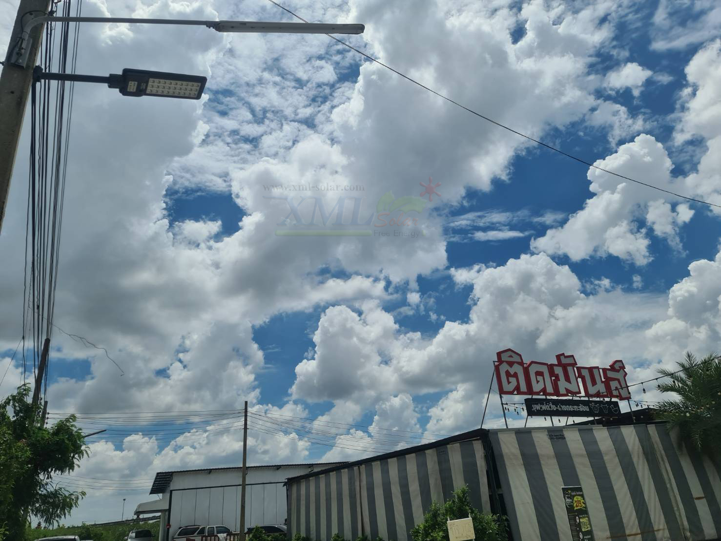 โคมไฟถนนโซล่าเซลล์ XML-Solar 300W (แสง : ขาว)(สว่างค้าง)