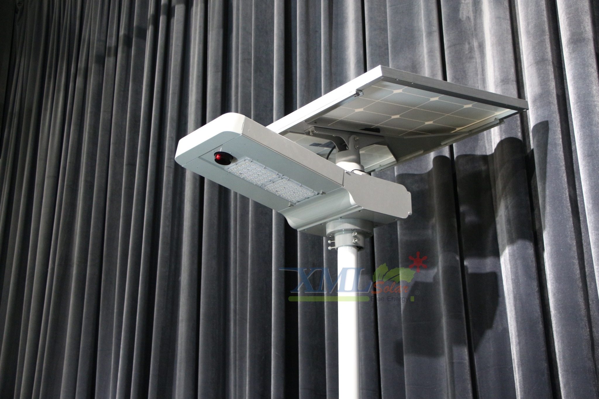 โคมไฟถนนอัจฉริยะ โซล่าเซลล์ 100 Watt Monocrystalline (แสง ขาว)