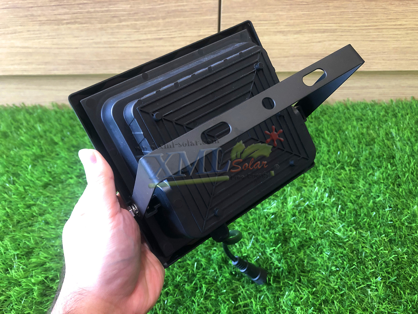 รุ่นประหยัด ไฟสปอตไลท์โซล่าเซลล์ 40 W. รุ่น MODI x XML (เปิดได้ 3 แสง)