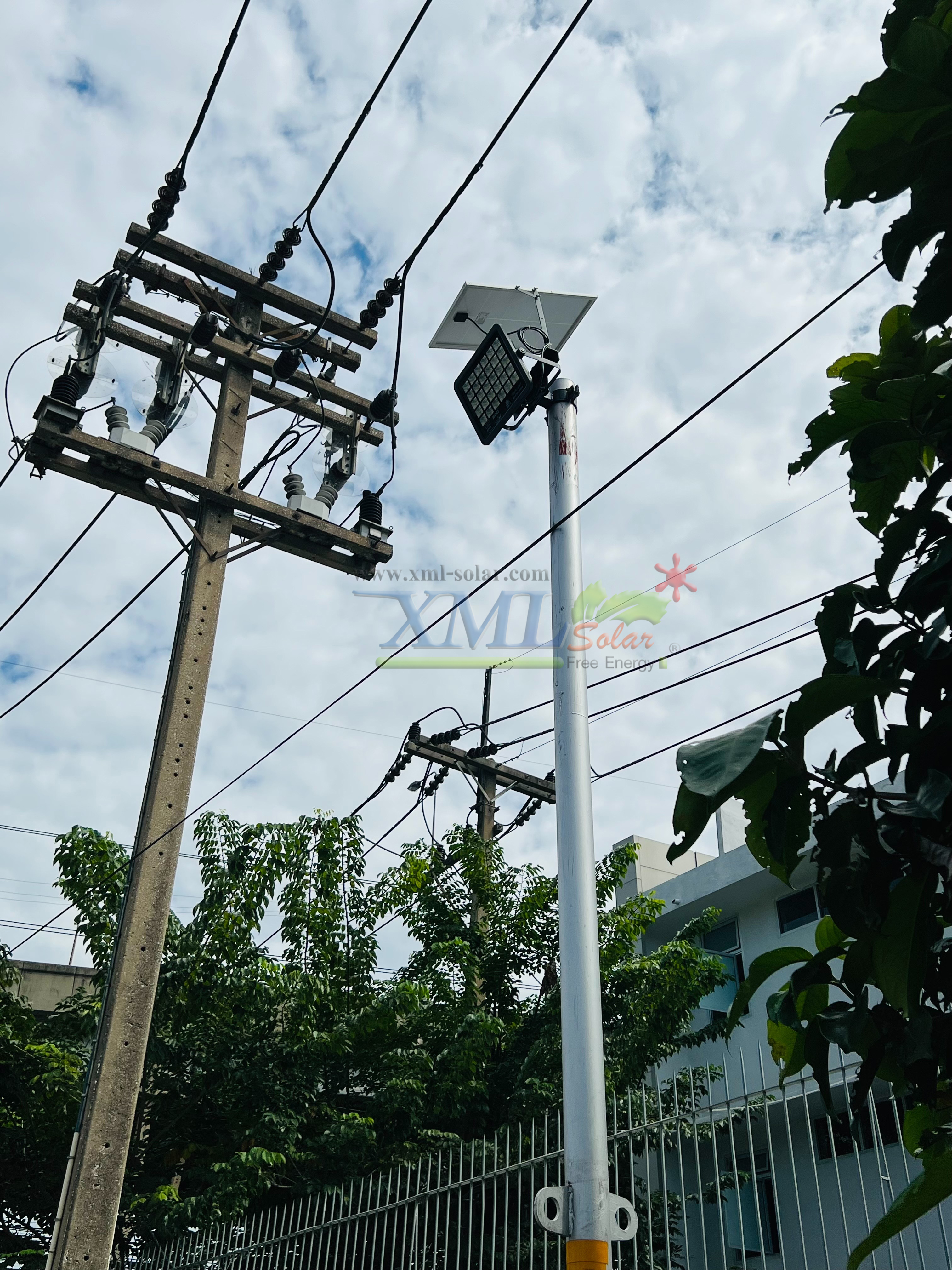 ไฟสปอตไลท์โซล่าเซลล์ 400 W. รุ่น Modi x XML ไซต์ใหญ่ (เเสง : ขาว)