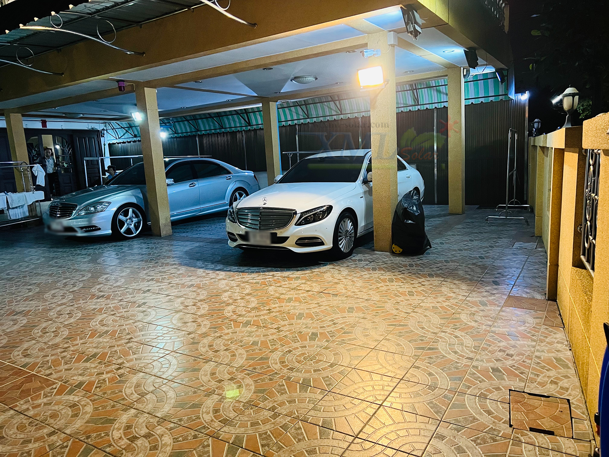 ไฟสปอตไลท์โซล่าเซลล์ 300 Watt กล่องสีน้ำตาล (เปิดได้ 3 แสง)