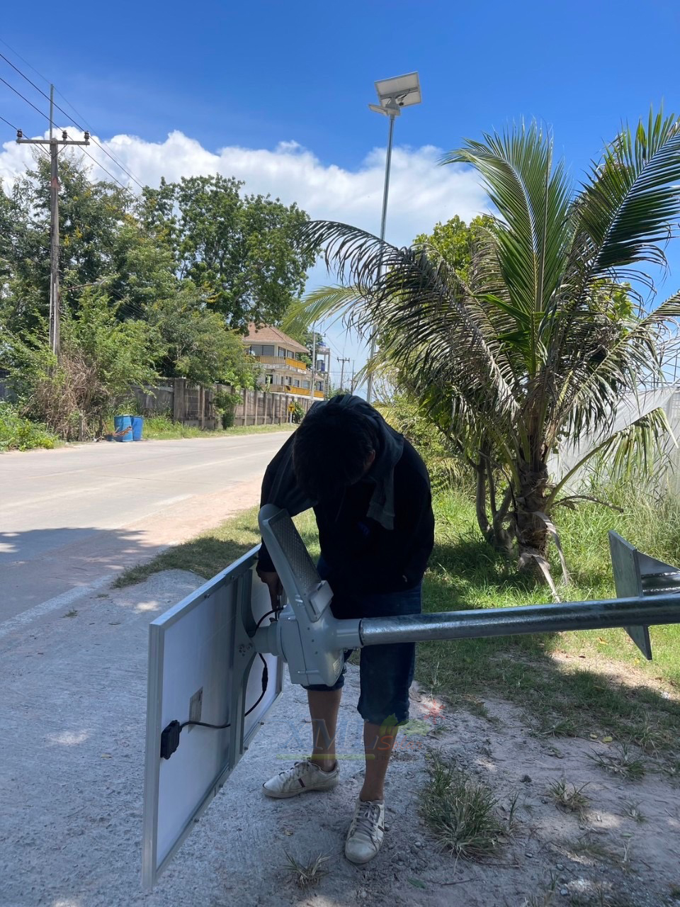 โคมไฟถนนโซล่าเซลล์อัจฉริยะ (รุ่น 9,000Lumens + แผง 100 W) (แสง : ขาว)