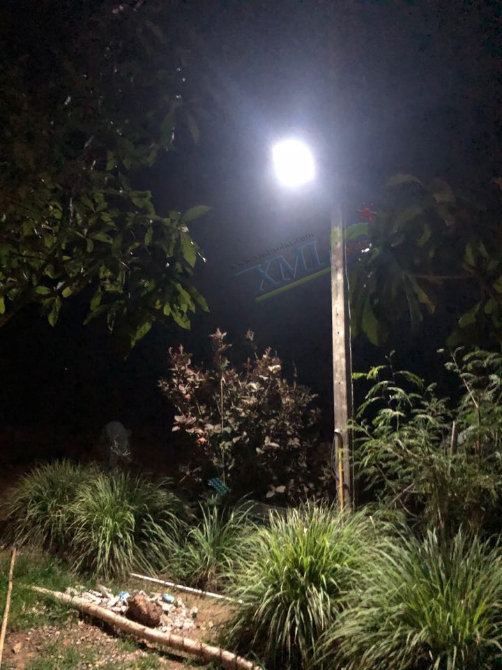 โคมไฟถนนโซล่าเซลล์ XML-Solar 200W (แสง : ขาว)(สว่างค้าง)