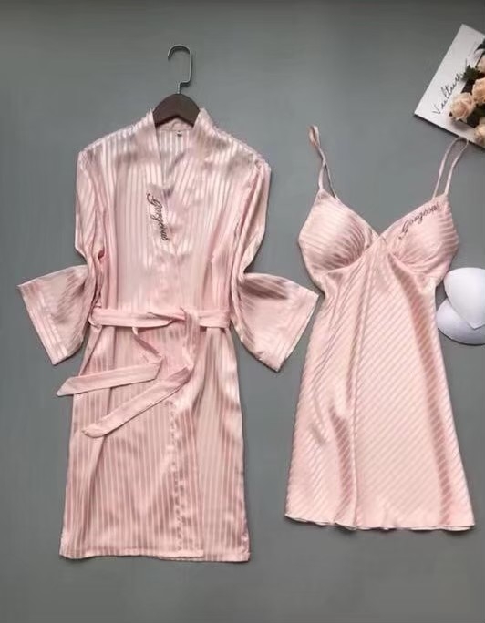 ชุดนอนเดรส พร้อมเสื้อคลุมเข้าชุด ผ้าซิลค์ซาติน เนื้อนิ่ม ใส่สบาย ใส่แล้วไม่ร้อน ฟรีไซส์ มี 4 สี ราคาส่ง 3 ชิ้น คละแบบได้ทั้งร้าน ชุดละ 550 บาท