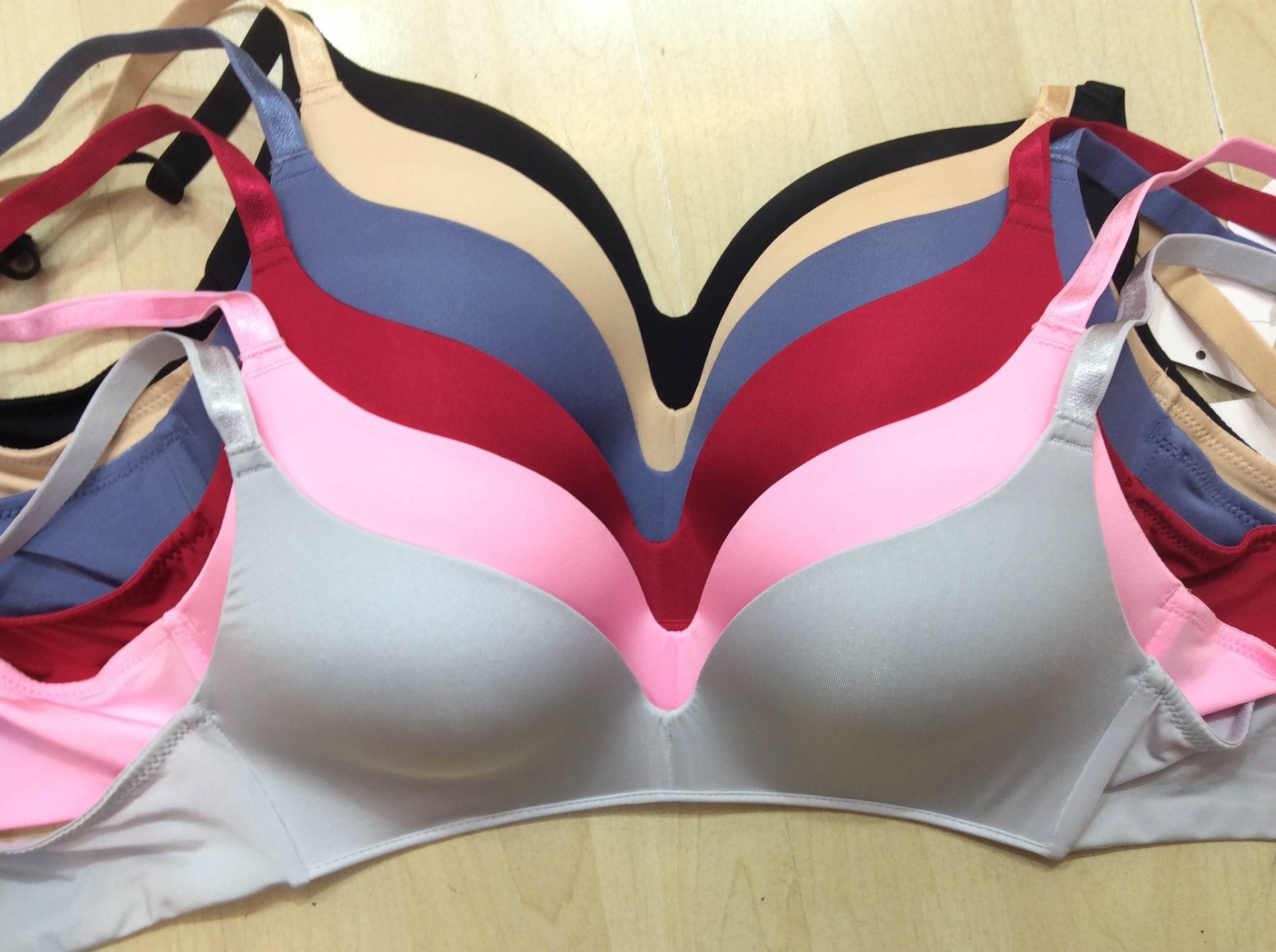 ยูนิโคล่บรา บราไร้โครงเนื้อนุ่มบางเบา ใส่สบาย กระชับเรียบเนียน มี 7 สี Size 32,34,36,38 ราคาส่ง 3 ชิ้นคละแบบได้ ตัวละ 300 บาท