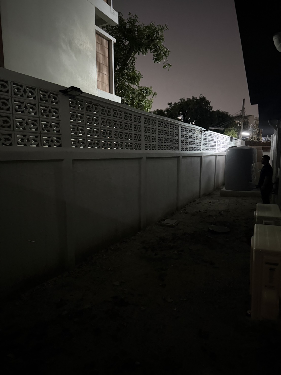 ไฟสปอตไลท์โซล่าเซลล์ 100 Watt กล่องสีน้ำตาล (เปิดได้ 3 แสง)