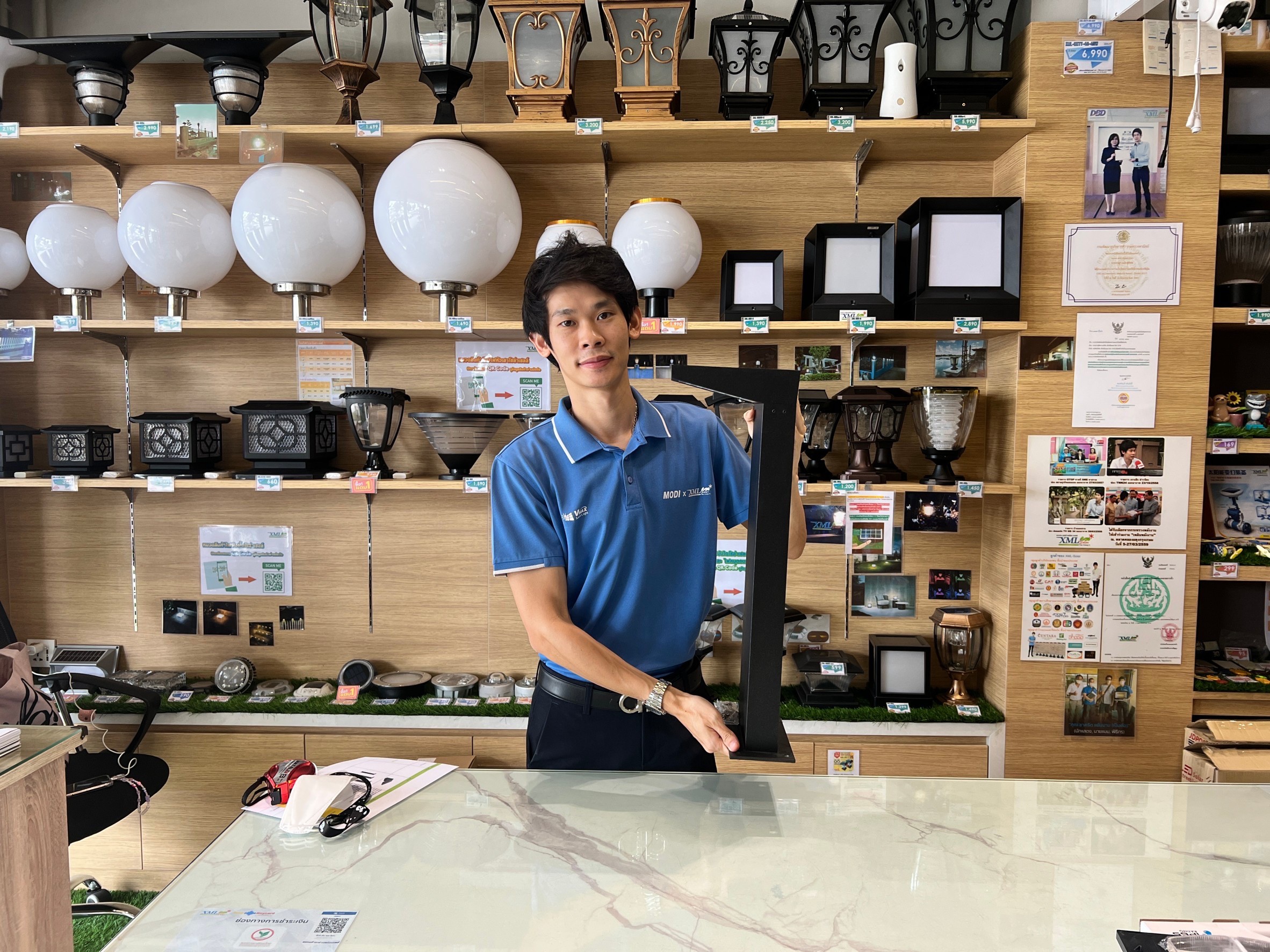 ไฟตั้งพื้นโซล่าเซลล์ ทรงงอ (แสง : เหลืองวอมไวท์)