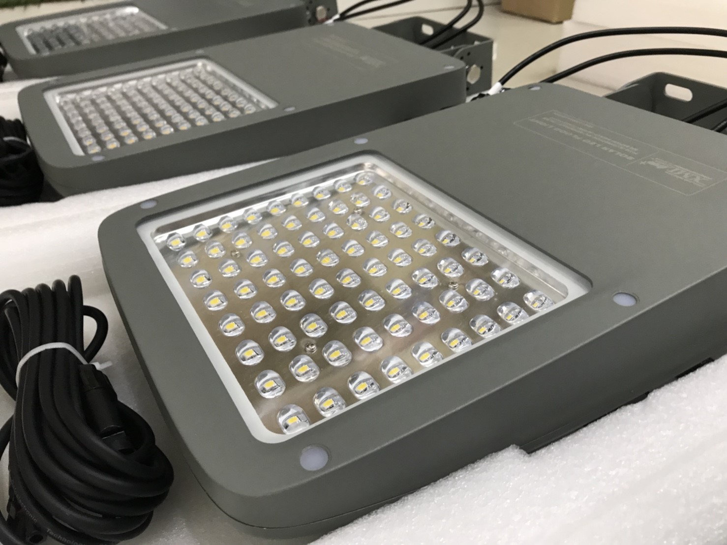 ไฟสปอตไลท์โซล่าเซลล์ 6800 Lumens. ไซต์ใหญ่ (เเสง : ขาว)