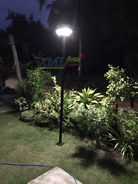 ชุดเสาพร้อมโคม SET B (โคมไฟโซล่าเซลล์ UFO SLT28-300W + เสาเหล็กดำสูง 2.82 เมตร)(แสงขาว)