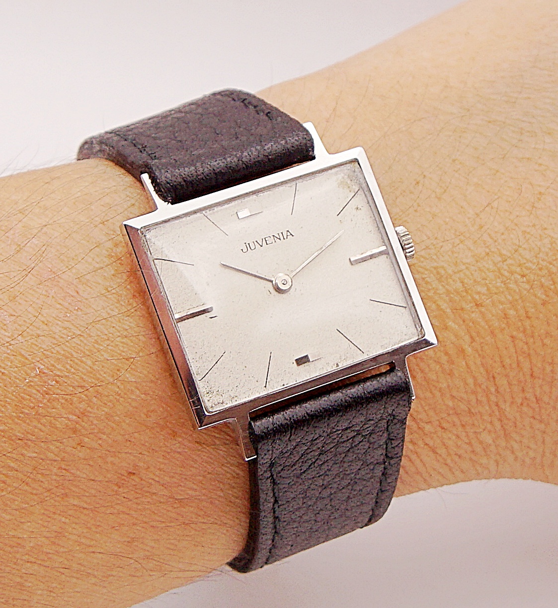นาฬิกาเก่า JUVENIA ไขลาน