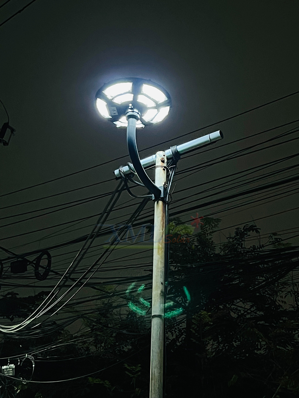 โคมไฟถนนโซล่าเซลล์ UFO ทรงกลม รุ่น 10,000W (9 ช่อง 5 ทิศทาง) ไซส์เล็ก (แสง : ขาว)