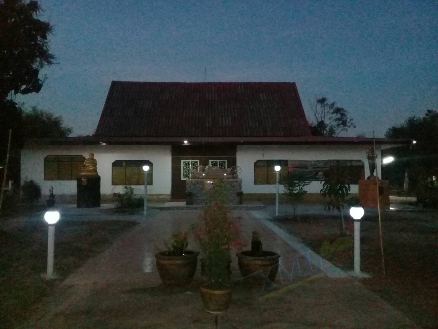 โคมไฟหัวเสาโซล่าเซลล์ ทรงกลมฐานสเเตนเลส (20 ซม.) + Remote (เปิดได้ 3 แสง)+AC