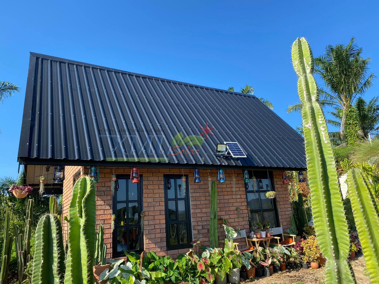 ไฟสปอตไลท์โซล่าเซลล์ 100 Watt กล่องสีน้ำตาล (เปิดได้ 3 แสง)