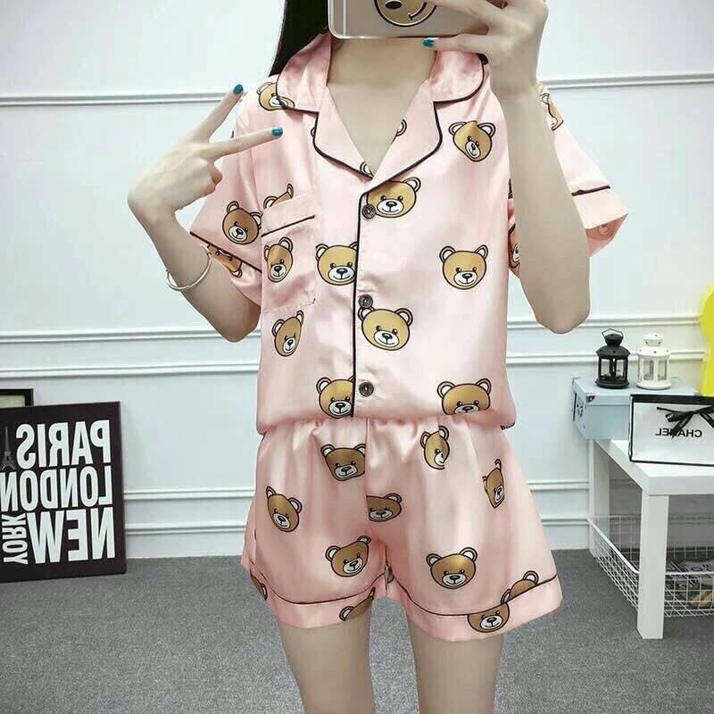 ชุดนอนผ้าซาตินแขนสั้น กางเกงขาสั้น เนื้อผ้าดีทิ้งตัวสวย หลับสบายตลอดคืน ราคาโปรโมชั่น ชุดละ 250 บาท