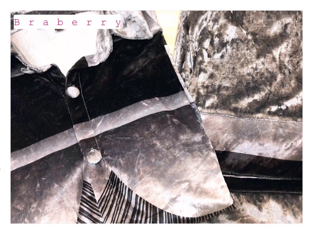 ชุดนอนกำมะหยี่ เนื้อนุ่มพริ้วบางเบา สวมใส่สบายไม่คัน ดีไซน์เรียบหรูซ่อนหวาน ใสนอนก็ได้หรือจะใส่เที่ียวก็ดูดี สั่งสินค้าครบ3ชิ้นคละแบบได้ ชุดละ 990 บาท