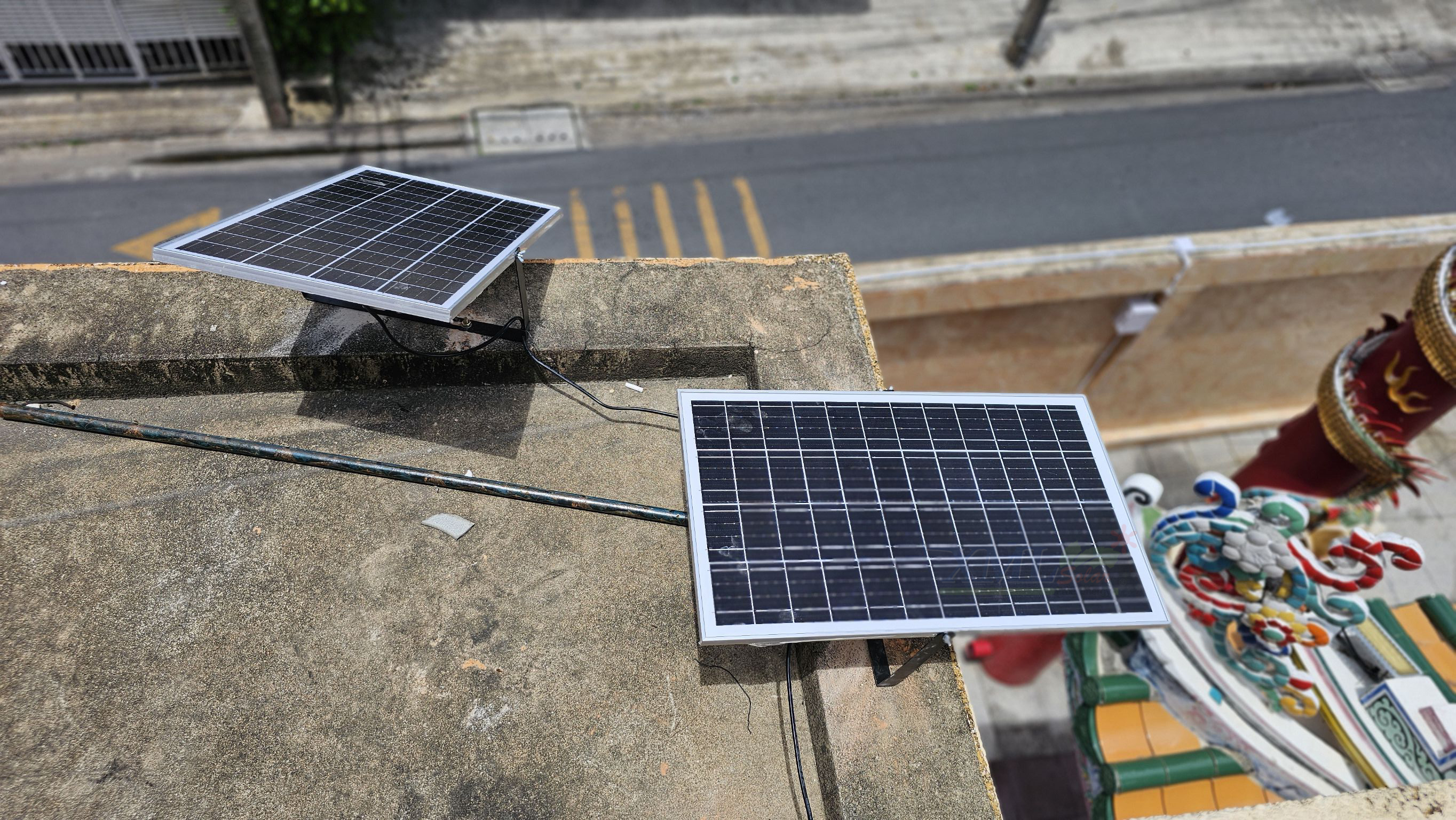 ไฟสปอตไลท์โซล่าเซลล์ 300 Watt กล่องสีน้ำตาล (เปิดได้ 3 แสง)