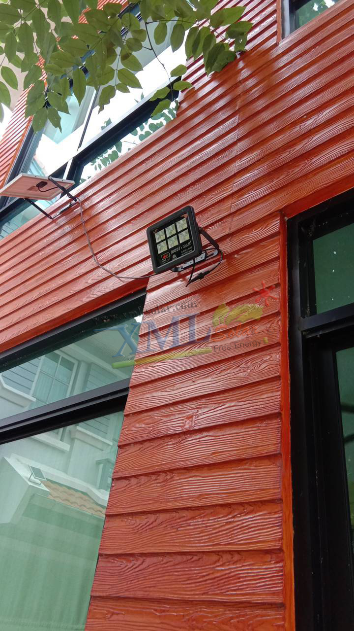 ไฟสปอตไลท์โซล่าเซลล์ 80 W. รุ่น Modi x XML (เเสง : ขาว) (1 เเถม 1)