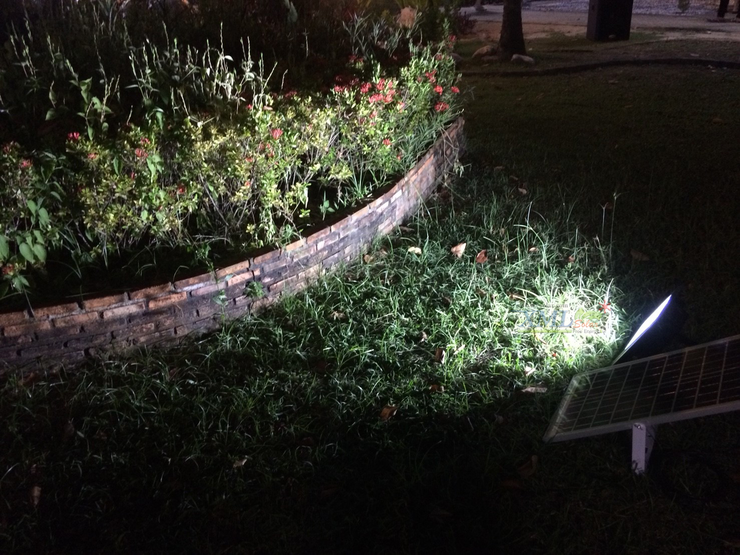 ไฟสปอตไลท์โซล่าเซลล์ 300W SLIM (แสง : ขาว)