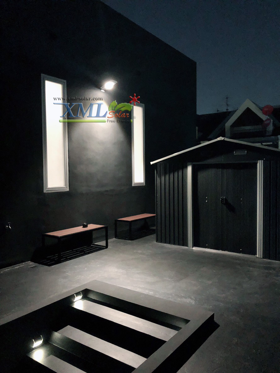 โคมไฟถนนโซล่าเซลล์ สีเทา 900 lumens +Motion sensor (แสง ขาว )