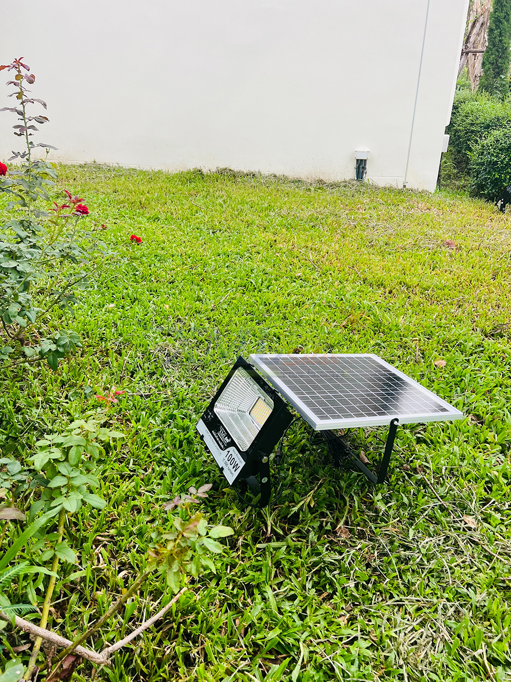 ไฟสปอตไลท์โซล่าเซลล์ 100 Watt กล่องสีน้ำตาล (เปิดได้ 3 แสง)