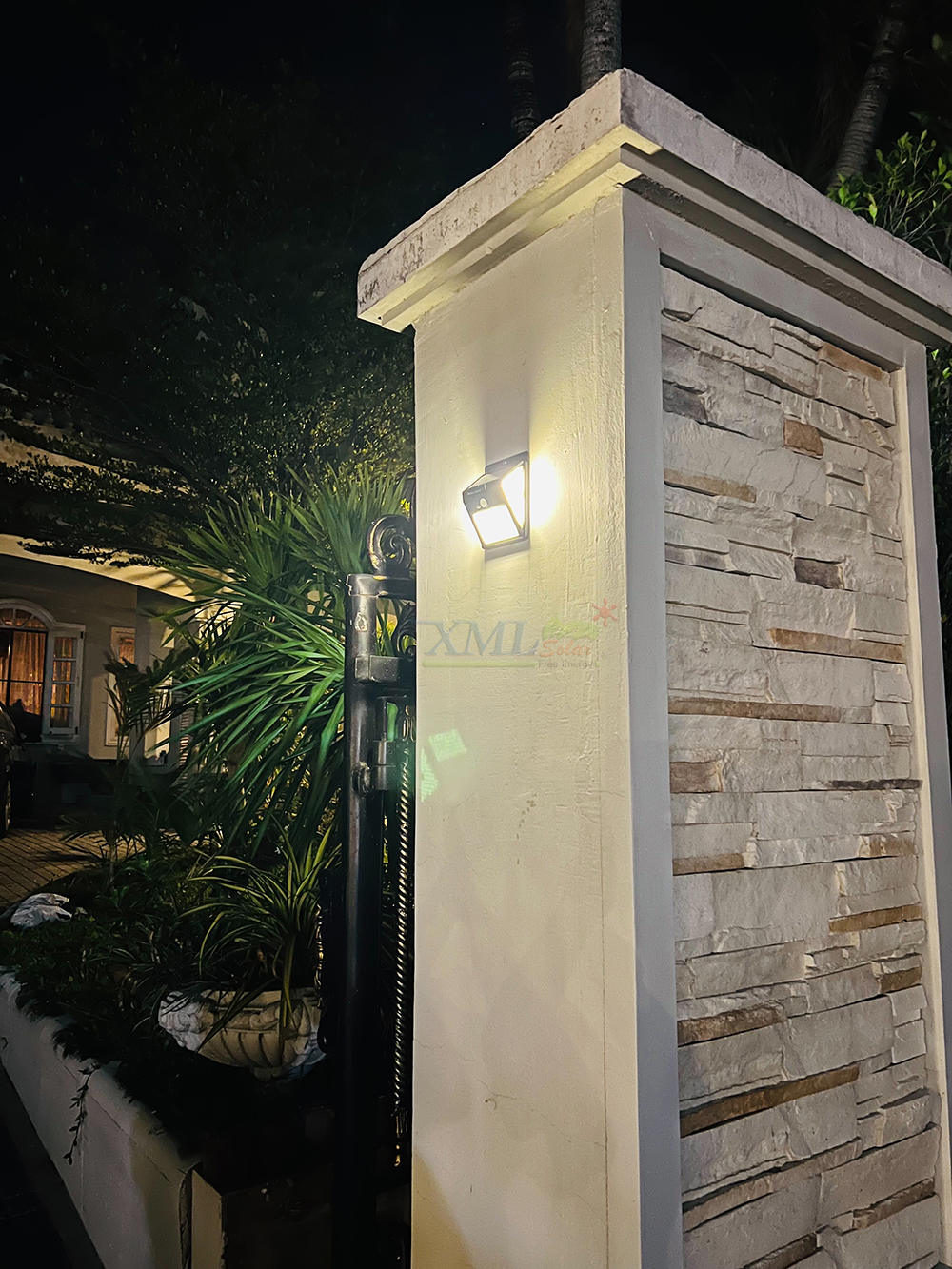 โคมไฟผนังโซล่าเซลล์ รุ่น 140 LED + Motion (เเสง: เหลืองวอมไวท์)(1 แถม 1)