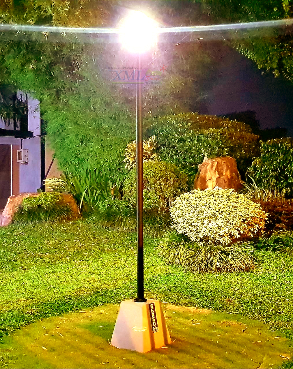 โคมไฟสนามโซล่าเซลล์ รุ่น solar bee (550 lm.) (แสง: เหลืองวอมไวท์)