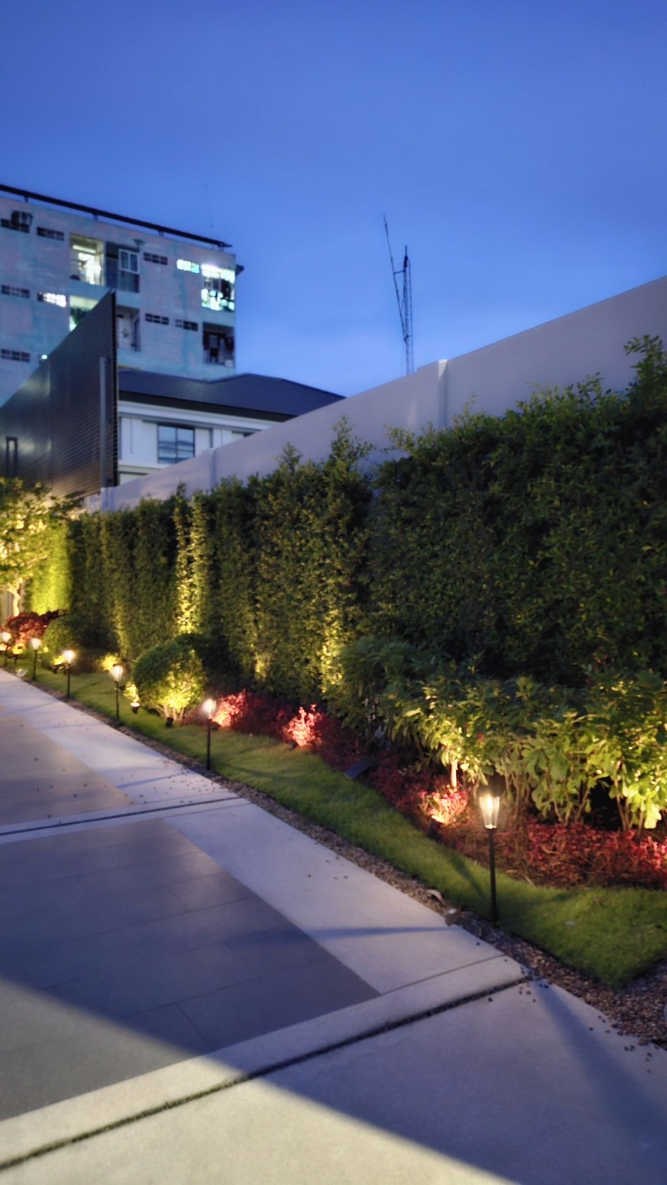 โคมไฟปักสนามโซล่าเซลล์ รุ่น MD-SOLAR-H1010 (แสง : เหลืองวอมไวท์)