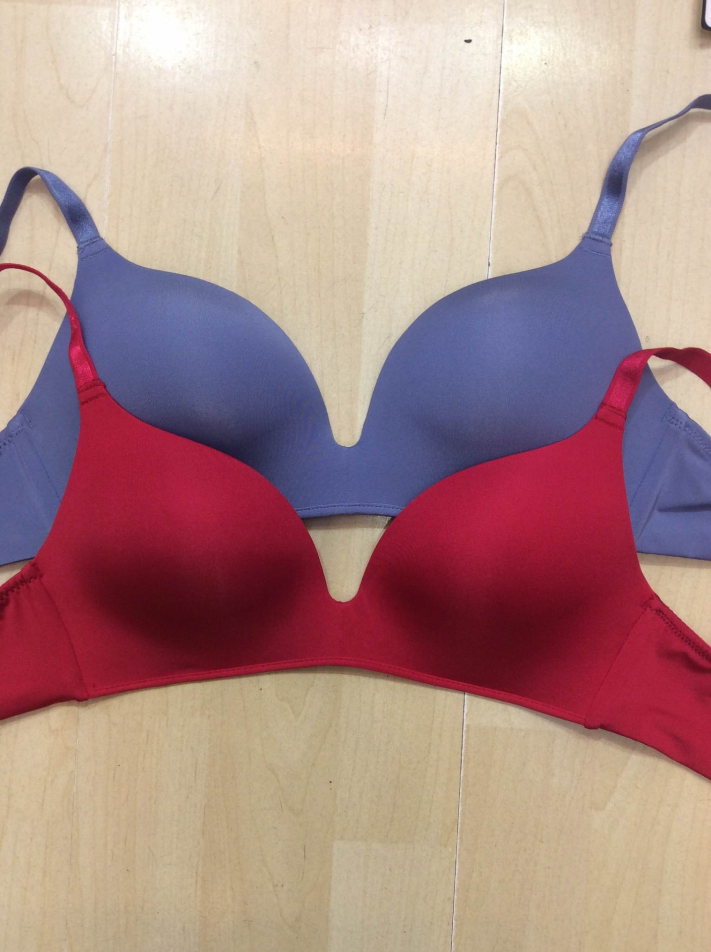 บราไม่มีโครง ให้ความรู้สึกเบาสบาย เนื้อนุ่มช่วยให้ทรวงอกดูสวยและเข้ารูป มี 7 สี size 32,34,36,38 ราคาส่ง 3 ชิ้นคละแบบได้ ราคาตัวละ 300 บาท