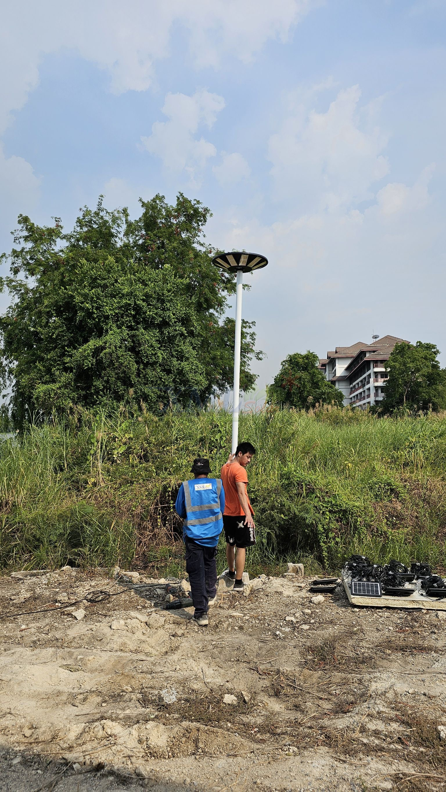 โคมไฟโซล่าเซลล์ UFO ทรงกลม (ขนาดใหญ่สุด 75 ซม.) (เปิดได้ 3 แสง) รุ่น MD-SLT38-500W