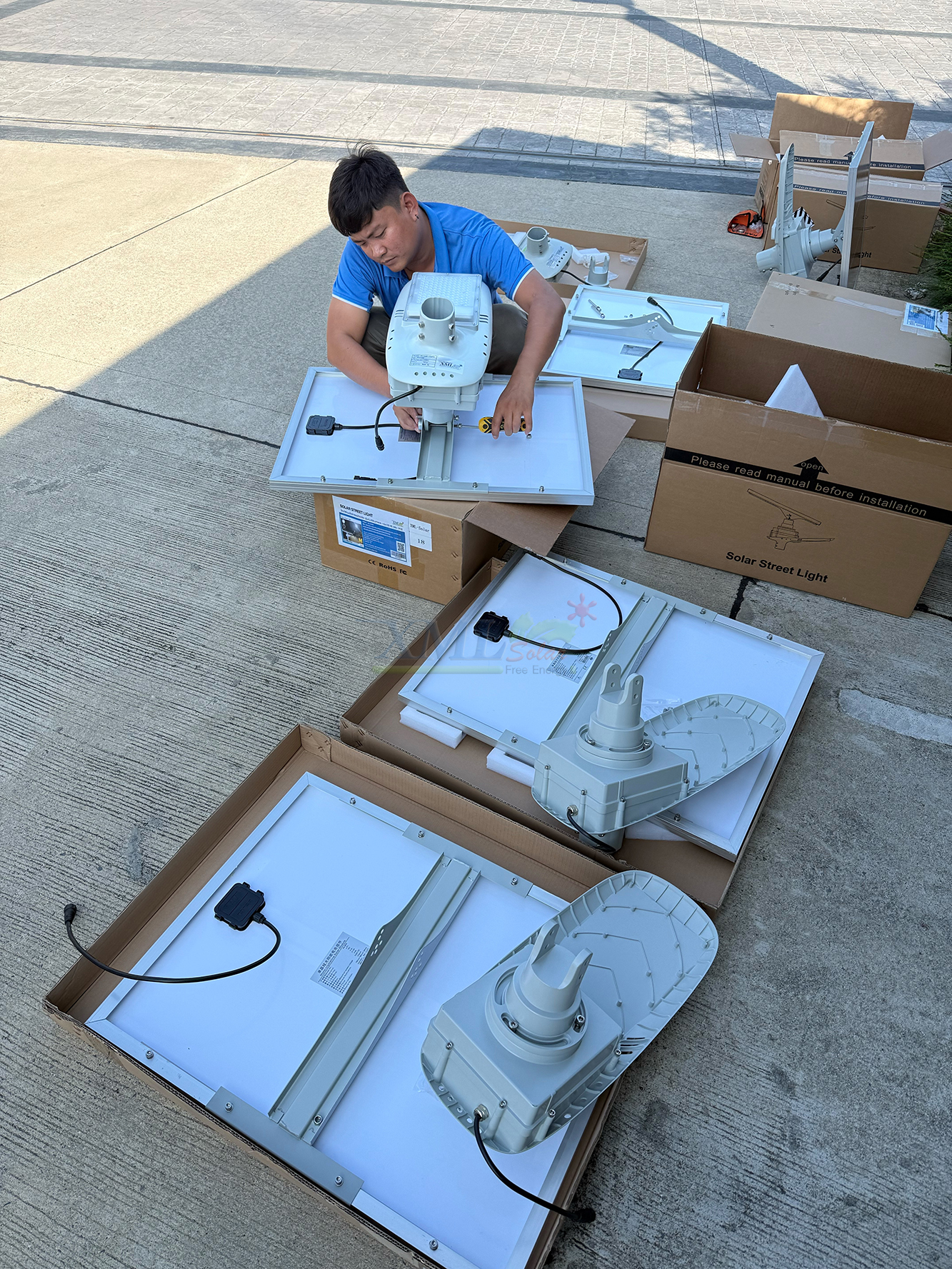 โคมไฟถนนโซล่าเซลล์อัจฉริยะ (รุ่น 6,300Lumens + แผง 80 W) (แสง : ขาว)