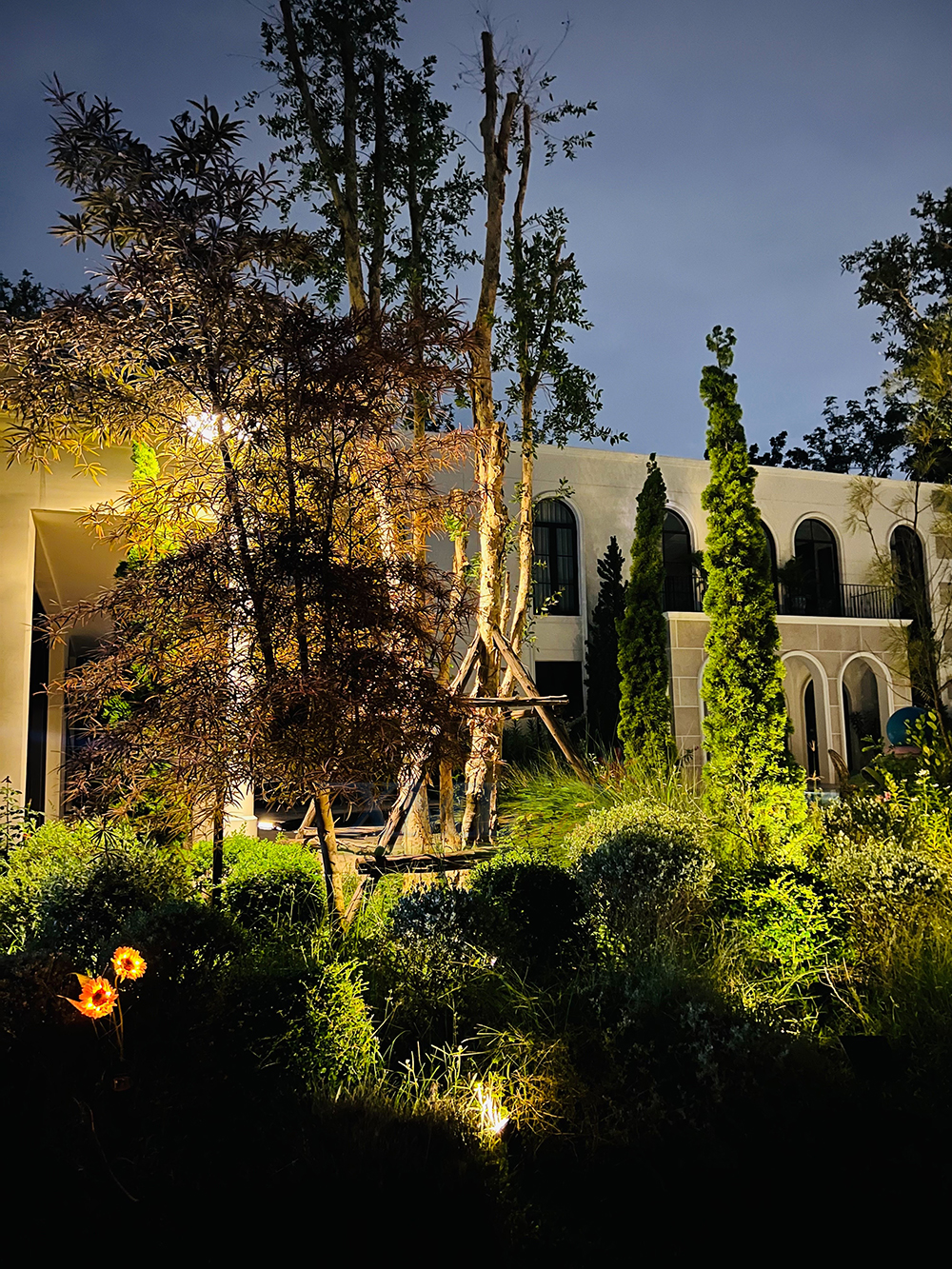 สปอร์ตไลท์ปักสนามโซล่าเซลล์ DC-17 รุ่น 4 หัว สาย 3 เมตร (แสง : เหลืองวอมไวท์)