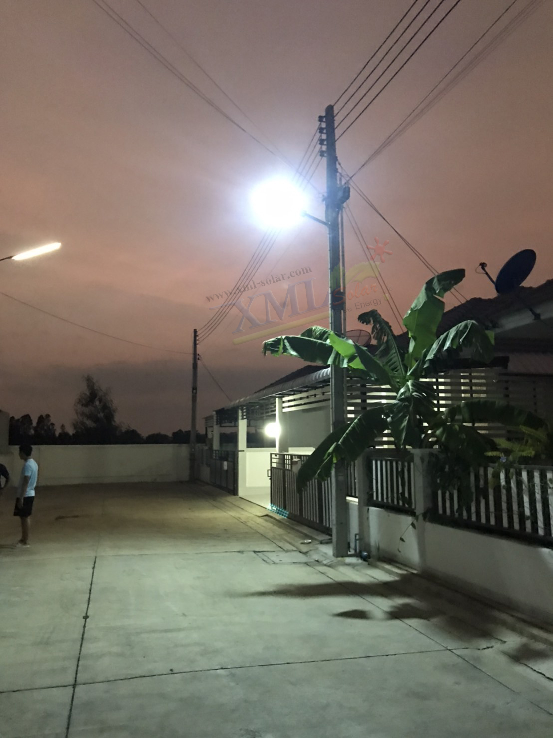 โคมไฟถนนโซล่าเซลล์ XML-Solar 300W (แสง : ขาว)(สว่างค้าง)