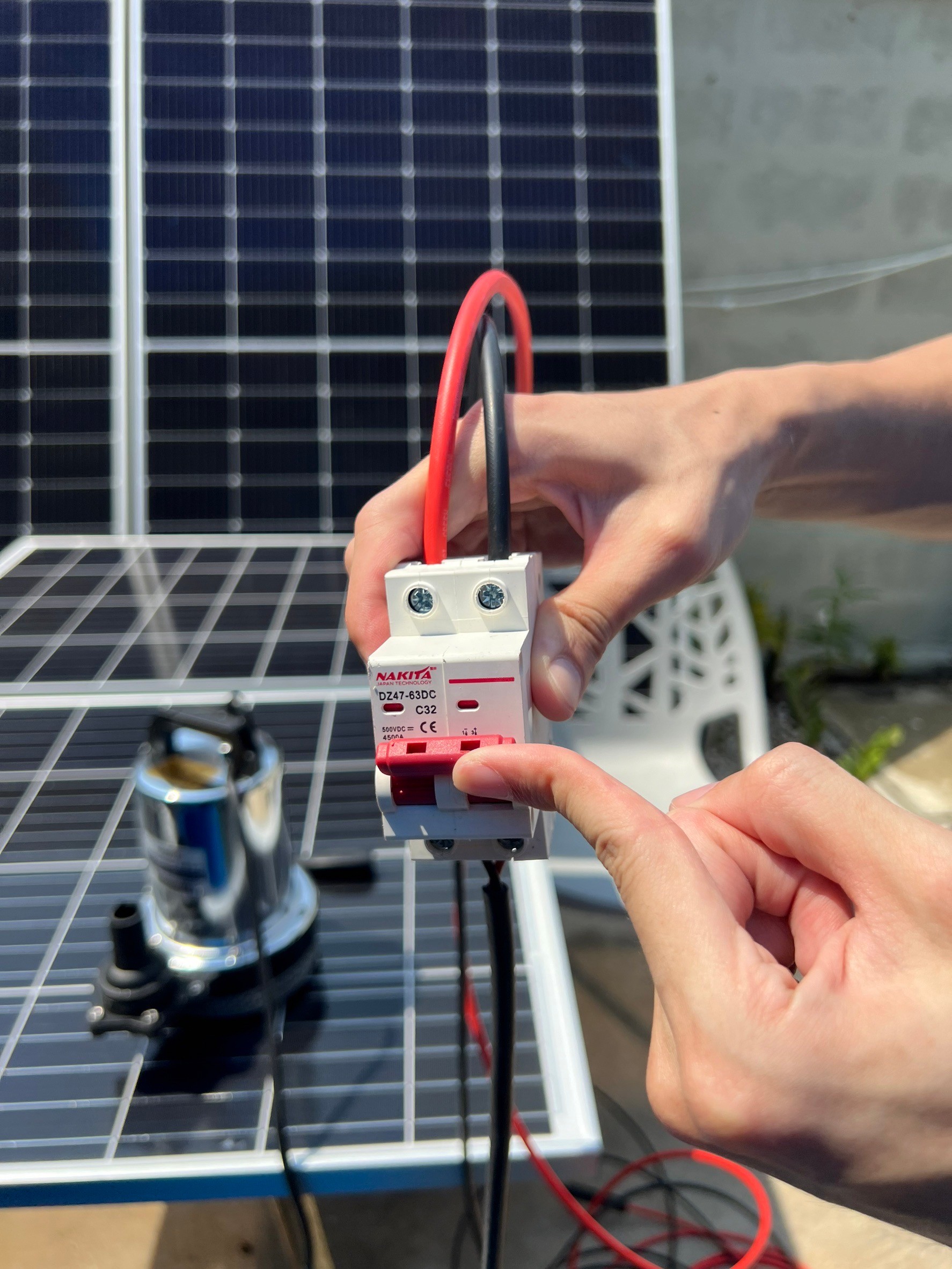 ชุดปั๊มแช่ไดโว่ DCB 24V / 300W + แผงโซล่าเซลล์ โค้งงอได้ 240W