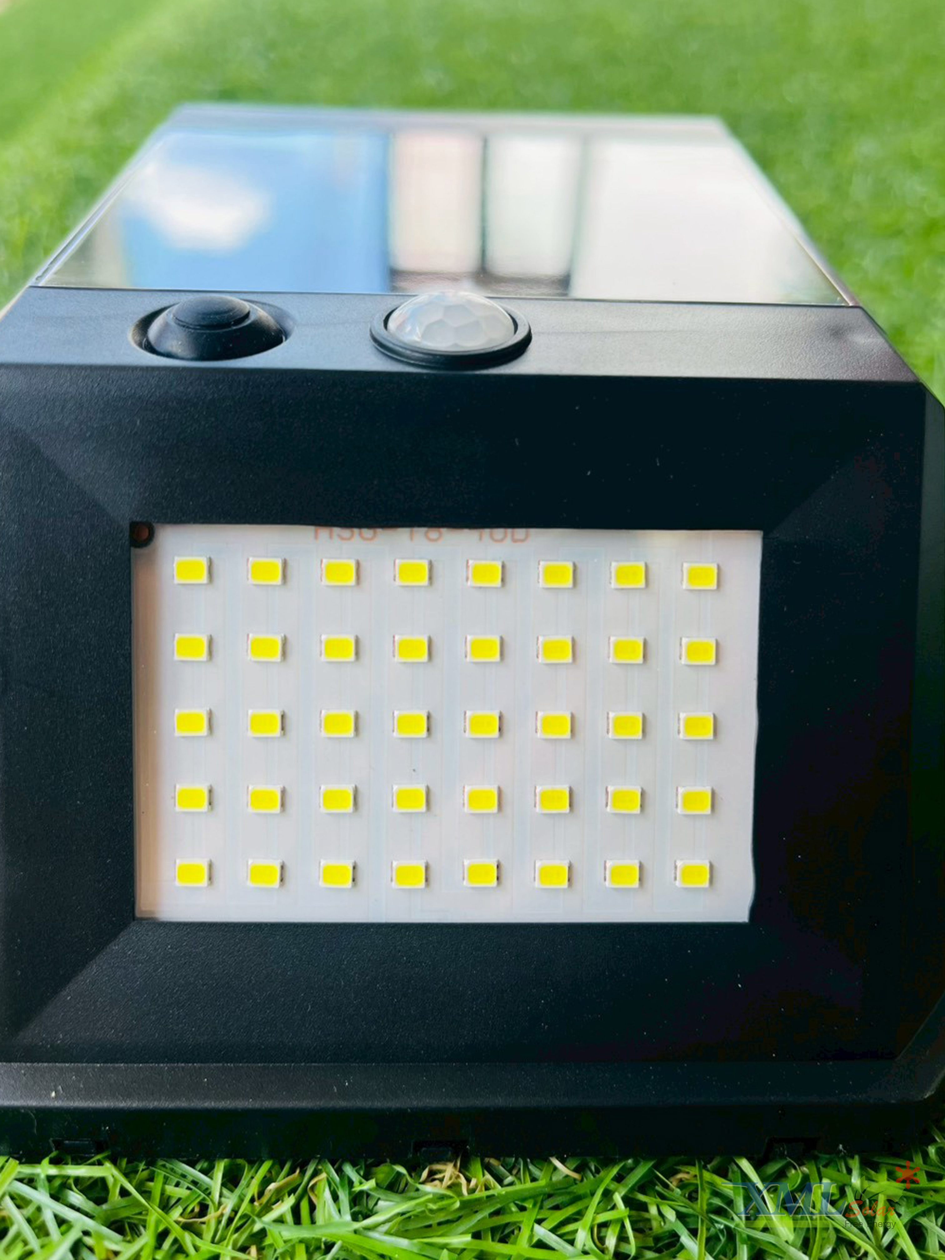 โคมไฟติดผนังเชิงเทียนโซล่าเซลล์ ระบบเซนเซอร์ กันน้ำIP65 เปิดปิดอัตโนมัติ (แสง : เหลือง+แสงขาว)