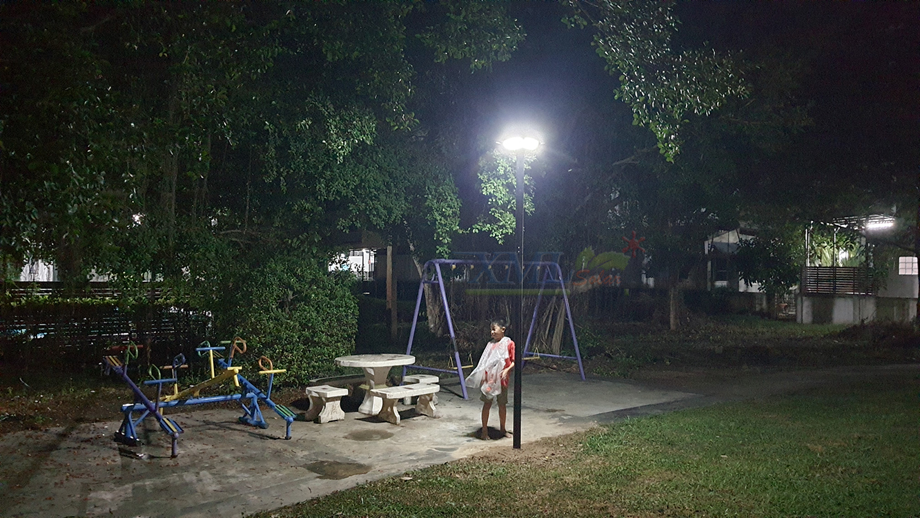 โคมไฟถนนโซล่าเซลล์ (UFO) ทรงสี่เหลี่ยม รุ่น MD-SLT28-200W