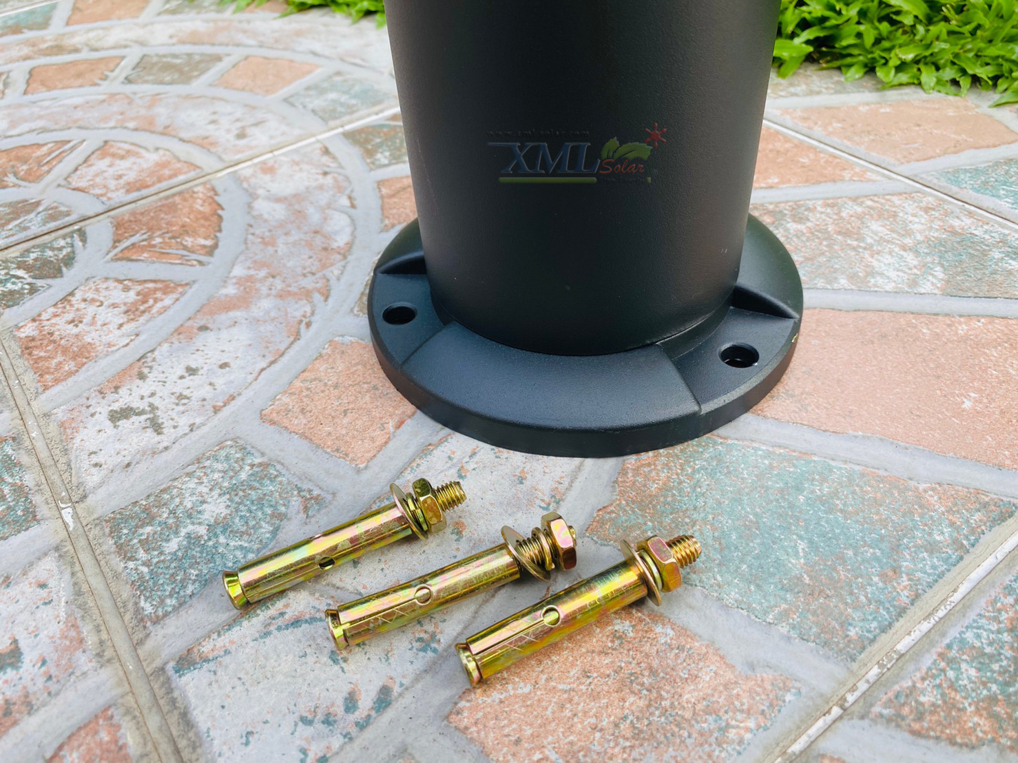 โคมไฟตั้งพื้นโซล่าเซลล์ ทรงกรวย สีดำ (เเสง : ขาว)