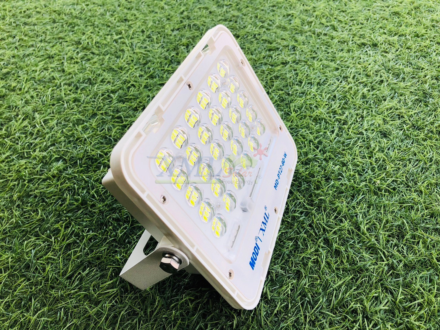 ไฟสปอตไลท์โซล่าเซลล์ รุ่น MD-PT27 (แสง : ขาว) แถมฟรี!! ไฟโซล่าเซลล์แบบพกพา รุ่น MD-EWL01-A