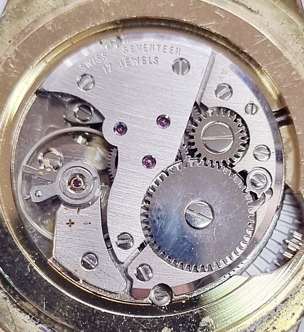 นาฬิกาเก่า NEUVEX ไขลานพร้อมปฎิทิน