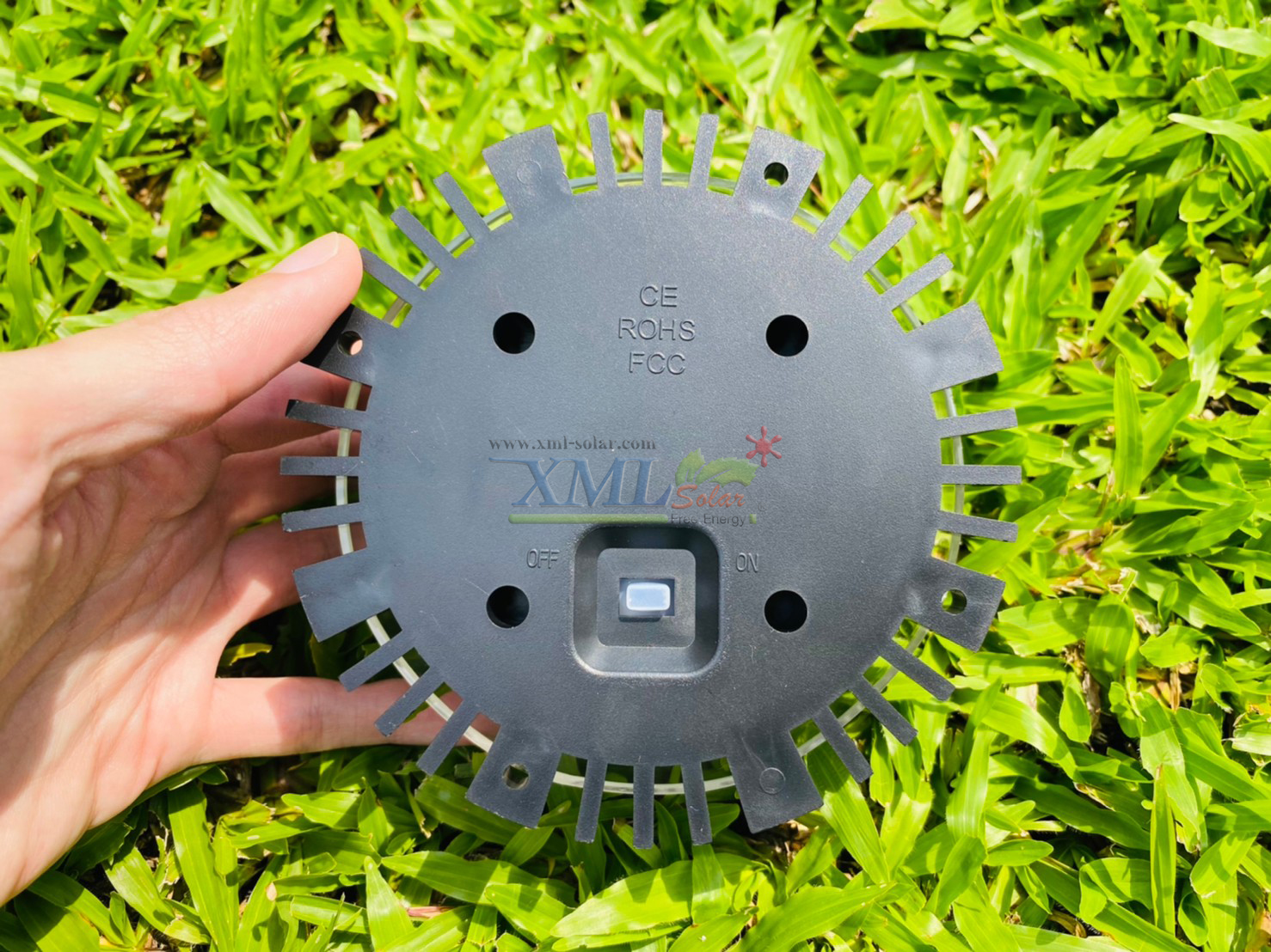 โคมไฟฝังพื้นโซล่าเซลล์ 8 LED ทรงกลมนูน (เเสง : ขาว)