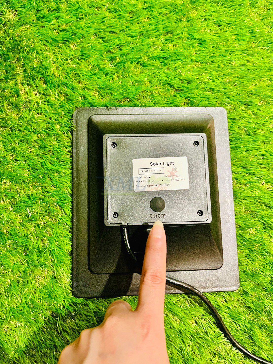 สปอร์ตไลท์ปักสนามโซล่าเซลล์ DC-17 รุ่น 4 หัว สาย 3 เมตร (แสง : เหลืองวอมไวท์)