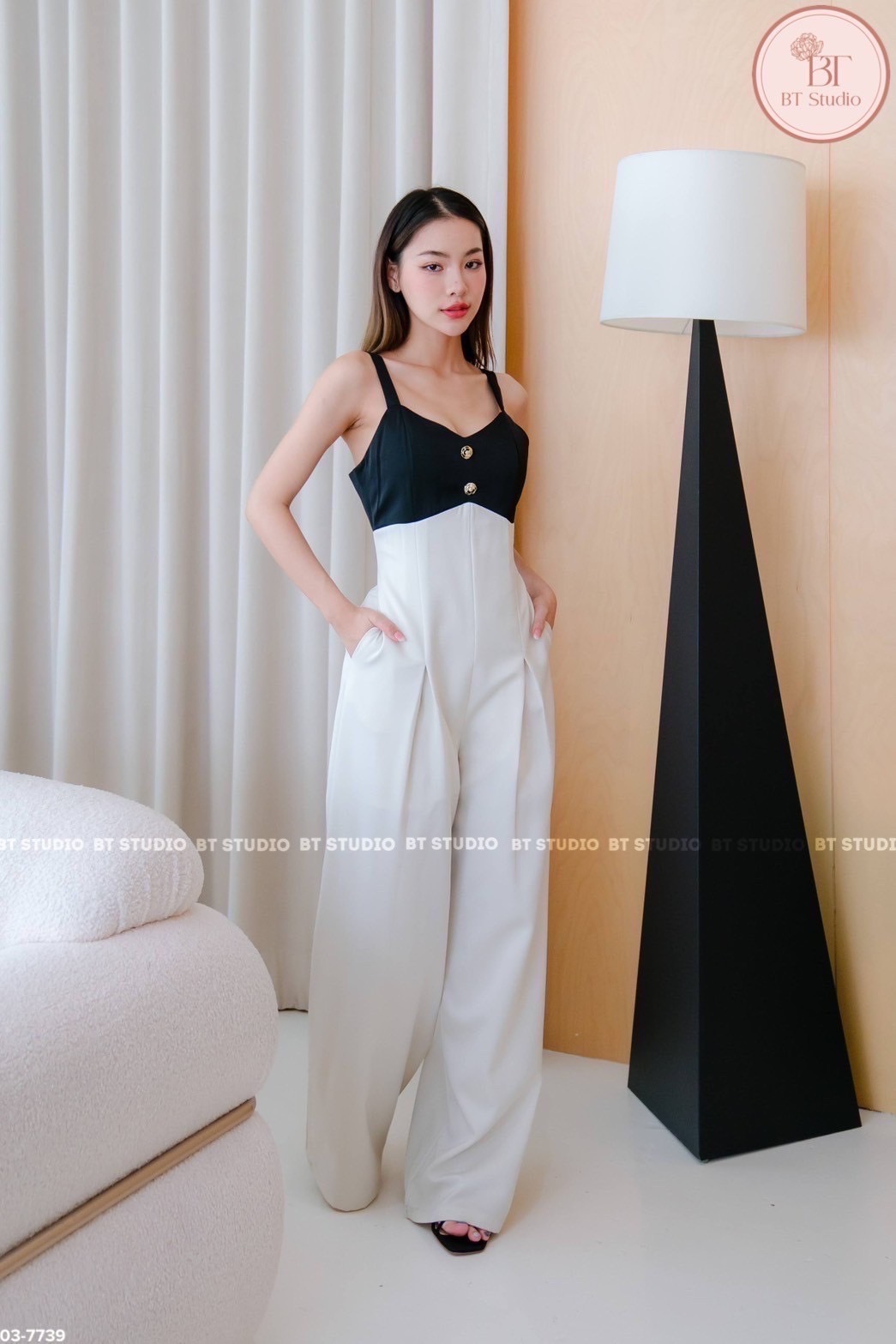 จั้มสูทสายเดี่ยวขายาว ครึ่งตัวบนสีดำแต่งกระดุมตรงกลางตัดครึ่งตัวล่างสีครีมอมเทา งานสวยเนื้อผ้าดี ใส่แล้วดูหุ่นดี เอวเอสมากค่ะ