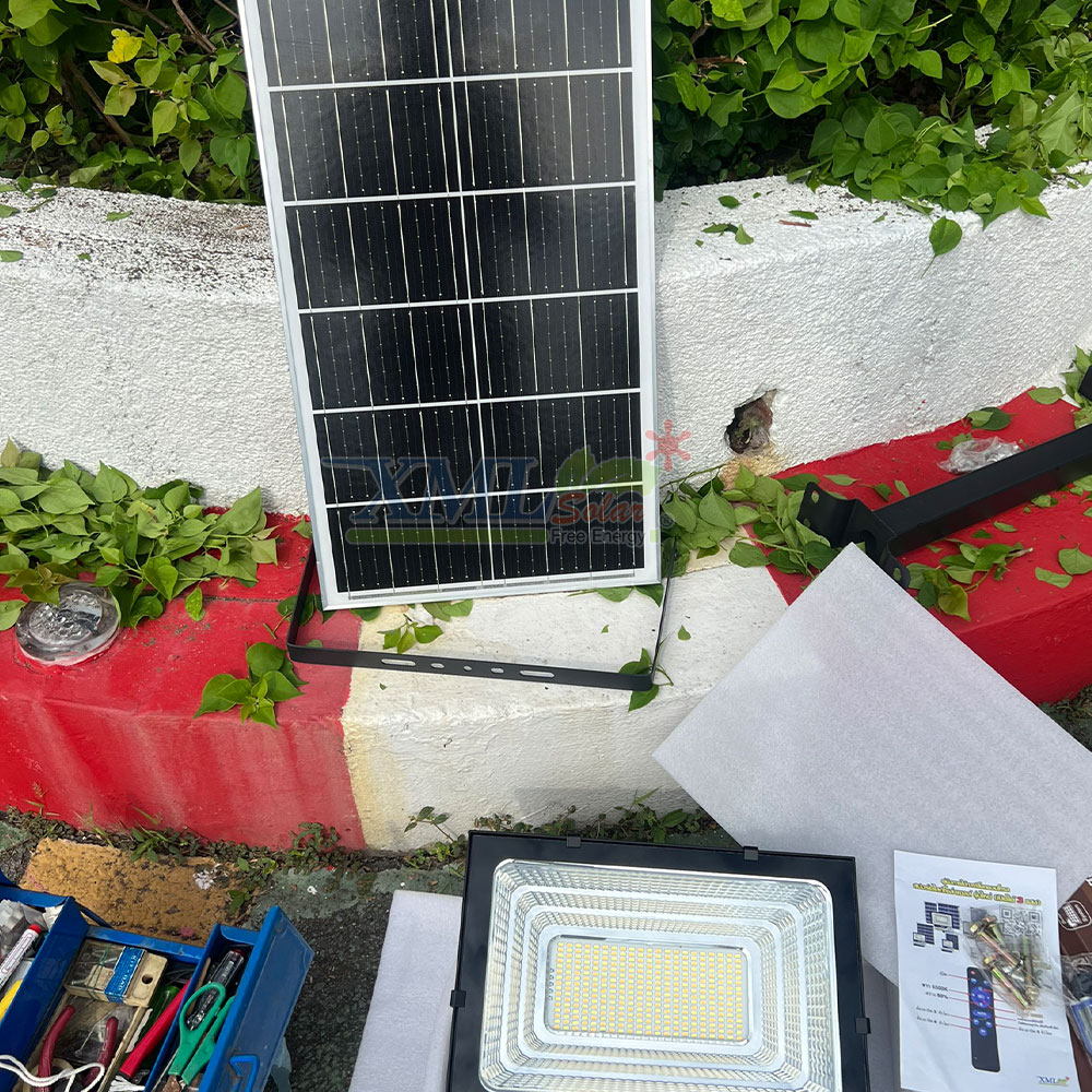 ไฟสปอตไลท์โซล่าเซลล์ 300 Watt กล่องสีน้ำตาล (เปิดได้ 3 แสง)