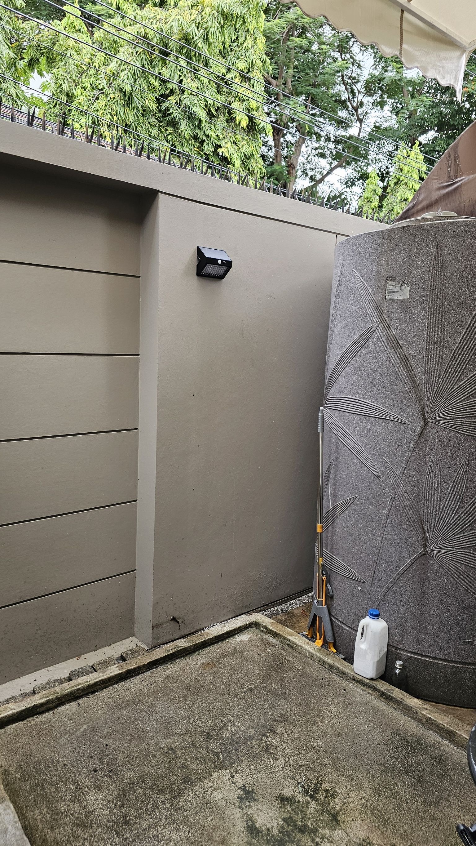 ไฟติดผนังโซล่าเซลล์ รุ่น TB-2768 (เปิดได้ 2 แสง)