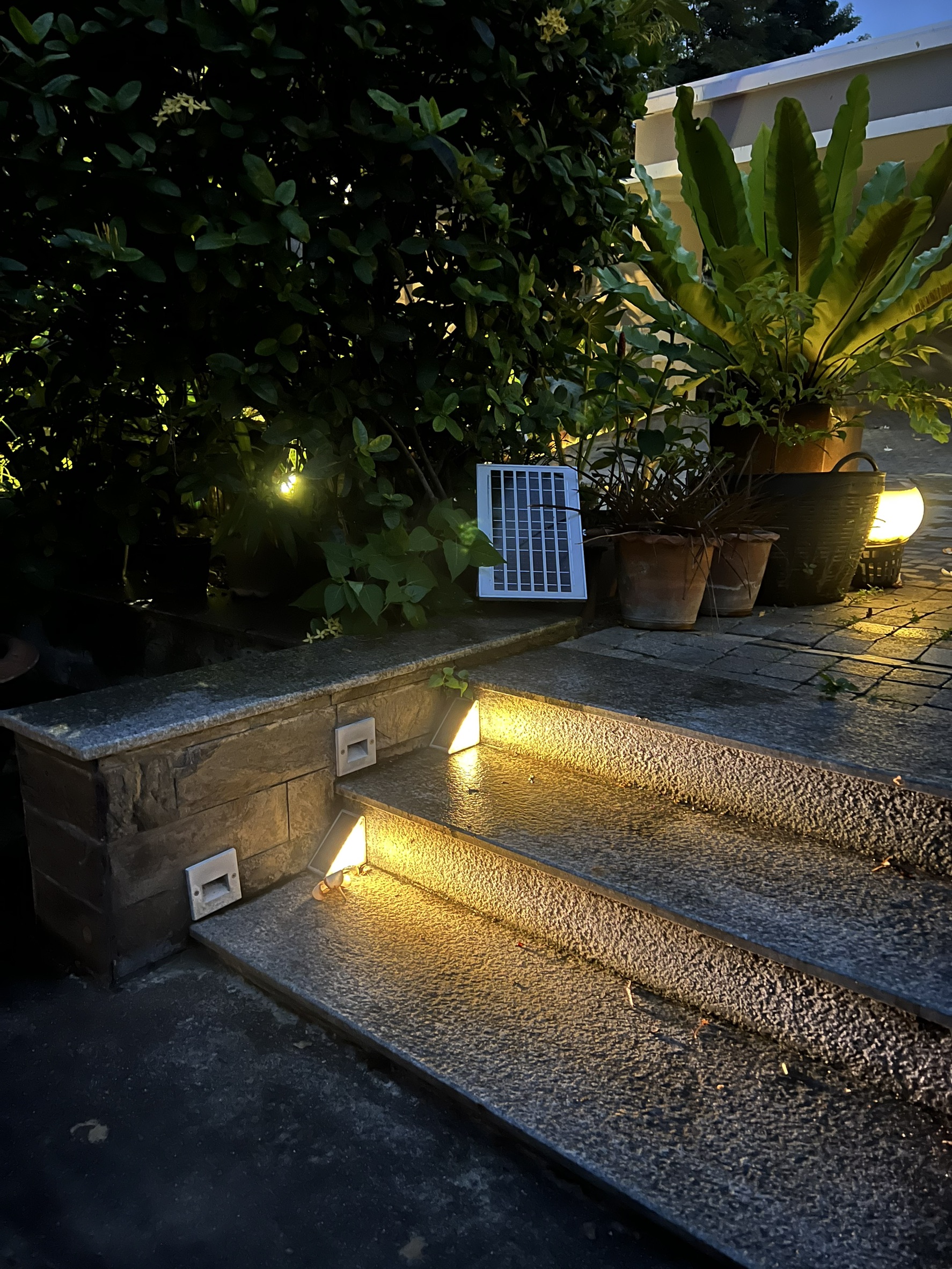 ไฟบันไดโซล่าเซลล์ ทรงสามเหลี่ยม รุ่น LSXML-193 (1 แถม 1)